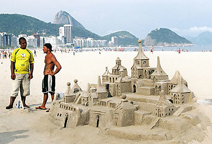 Château de sable géant sur Copacabana