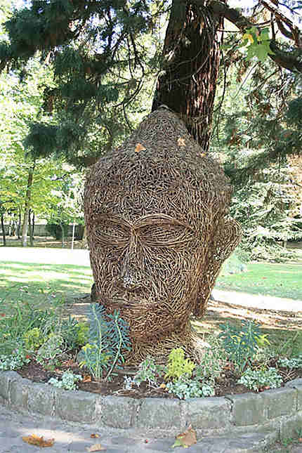 Une tête dans le parc Lefèvre