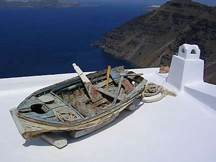 Barque sur une terrasse à Thira