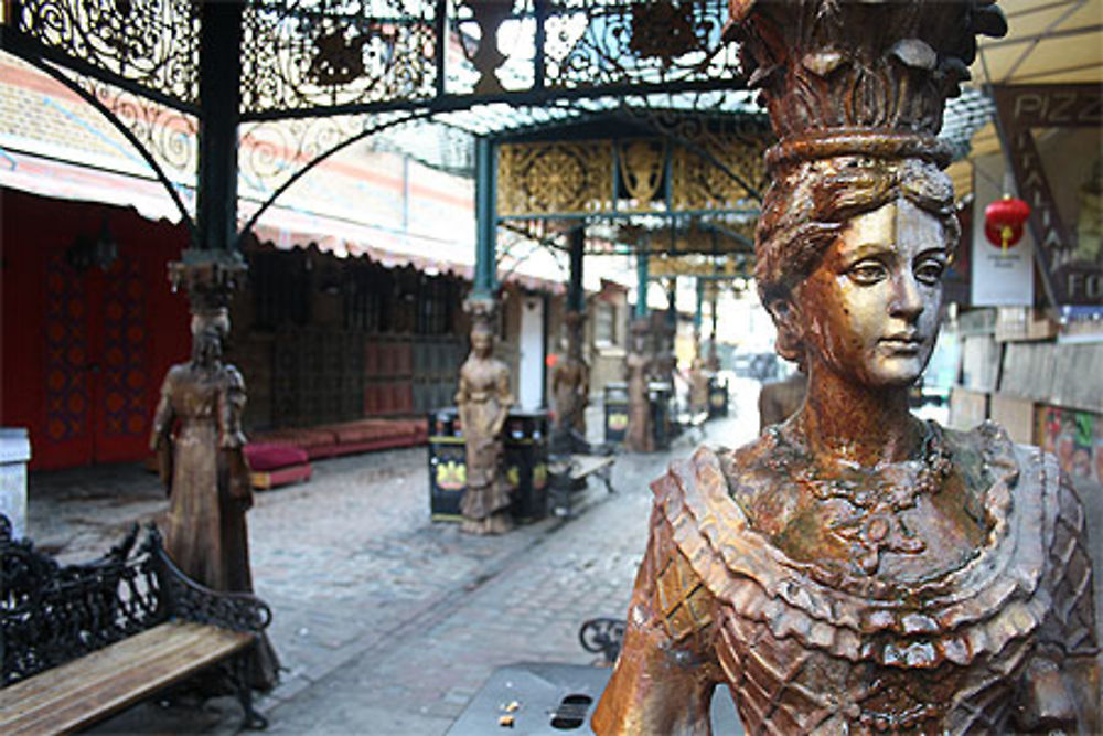 Les femmes en bronze (Stables Market)