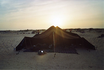 Tente berbère dans le désert de Sabria