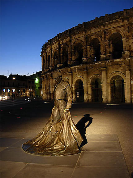 Nîmes devant les Arènes