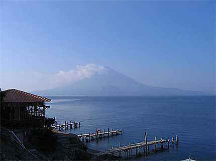 Volcan Atitlan vue prise de Panajachel