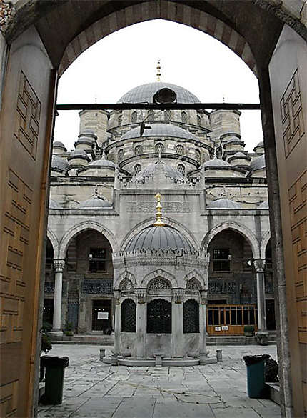 A l'entrée de la Yeni Camii