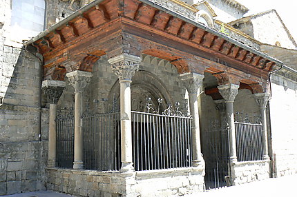 Eglise de Jaca - portique typique en bois sculpté
