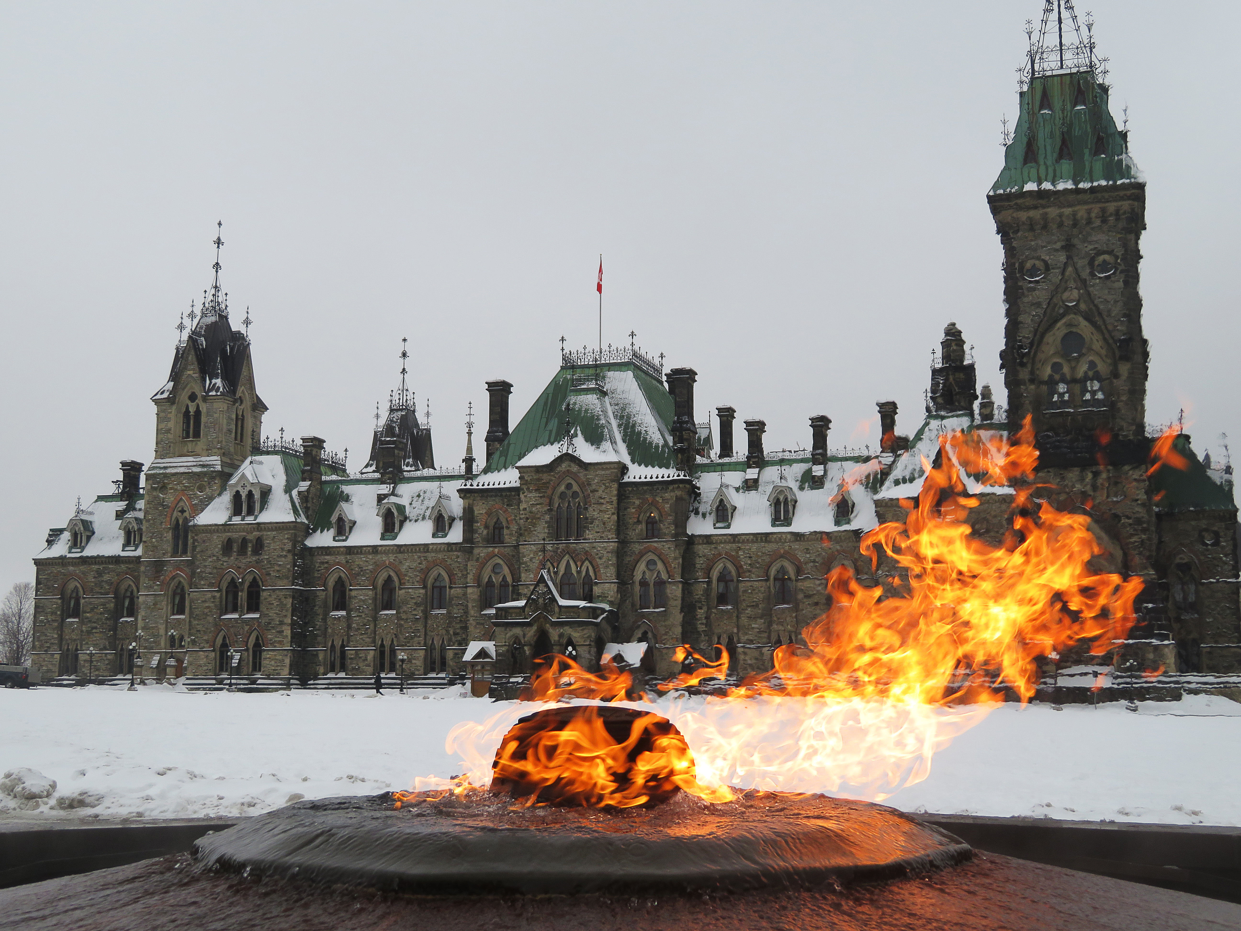 Le parlement canadien à travers les flammes 