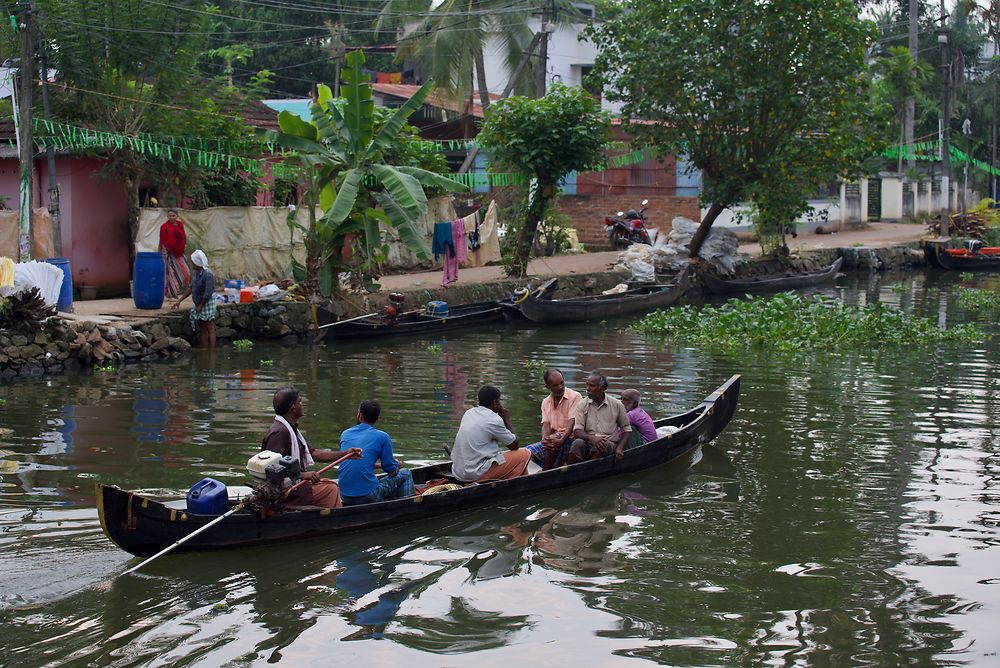 Taxi-pirogue sur un canal à Alleppey