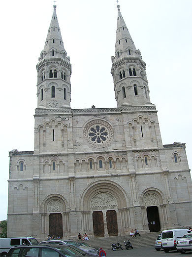 L'église Saint-Pierre L'église Saint-Pierre