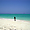 Homme marchant sur le sable, île Moucha