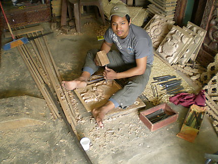 Sculpteur sur bois à KTM