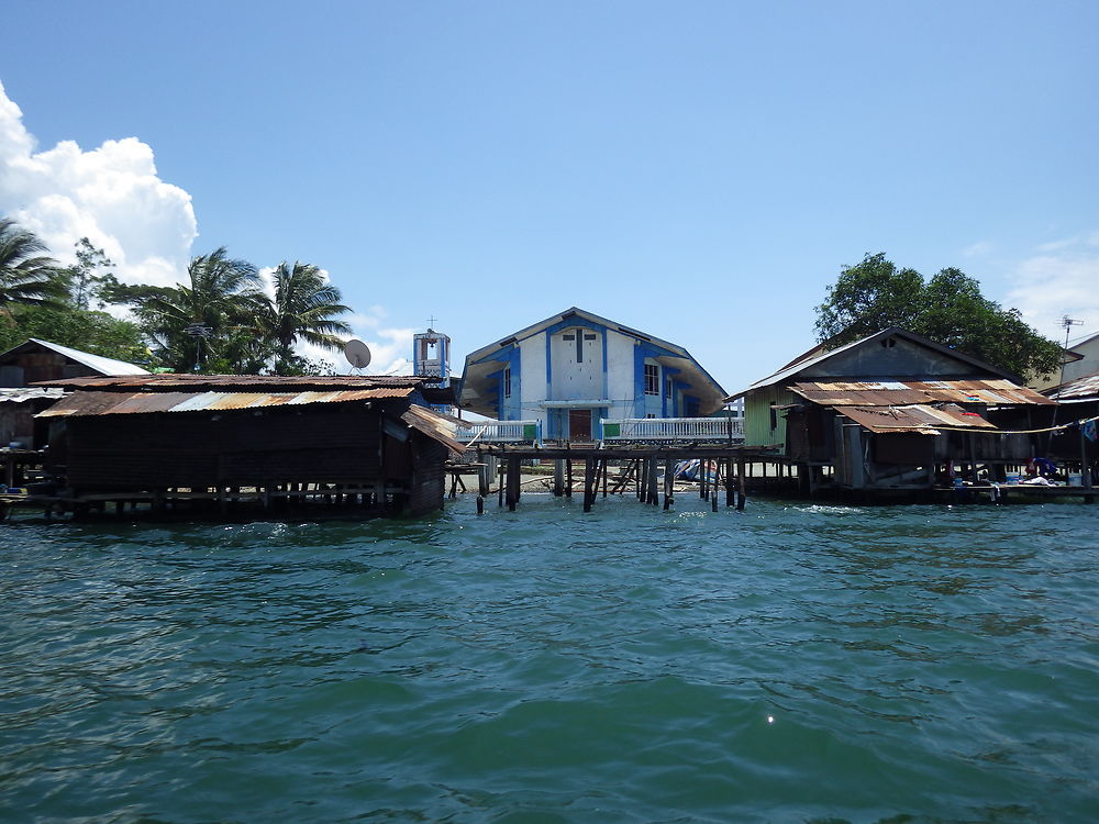 Lac sentani village de pêcheurs