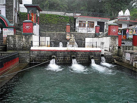Source d'eau à Bhagsu Source d'eau à Bhagsu