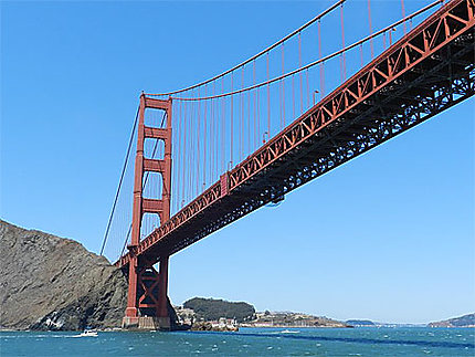 Golden bridge au niveau de la mer