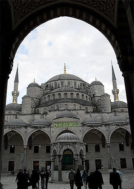 A l'entrée de la Mosquée bleue
