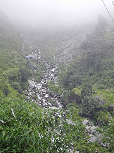 Cascade de Bhagsu sous la brume Cascade de Bhagsu sous la brume