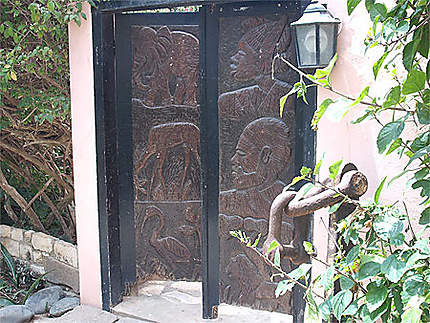 Porte sculptée d'une maison goréenne