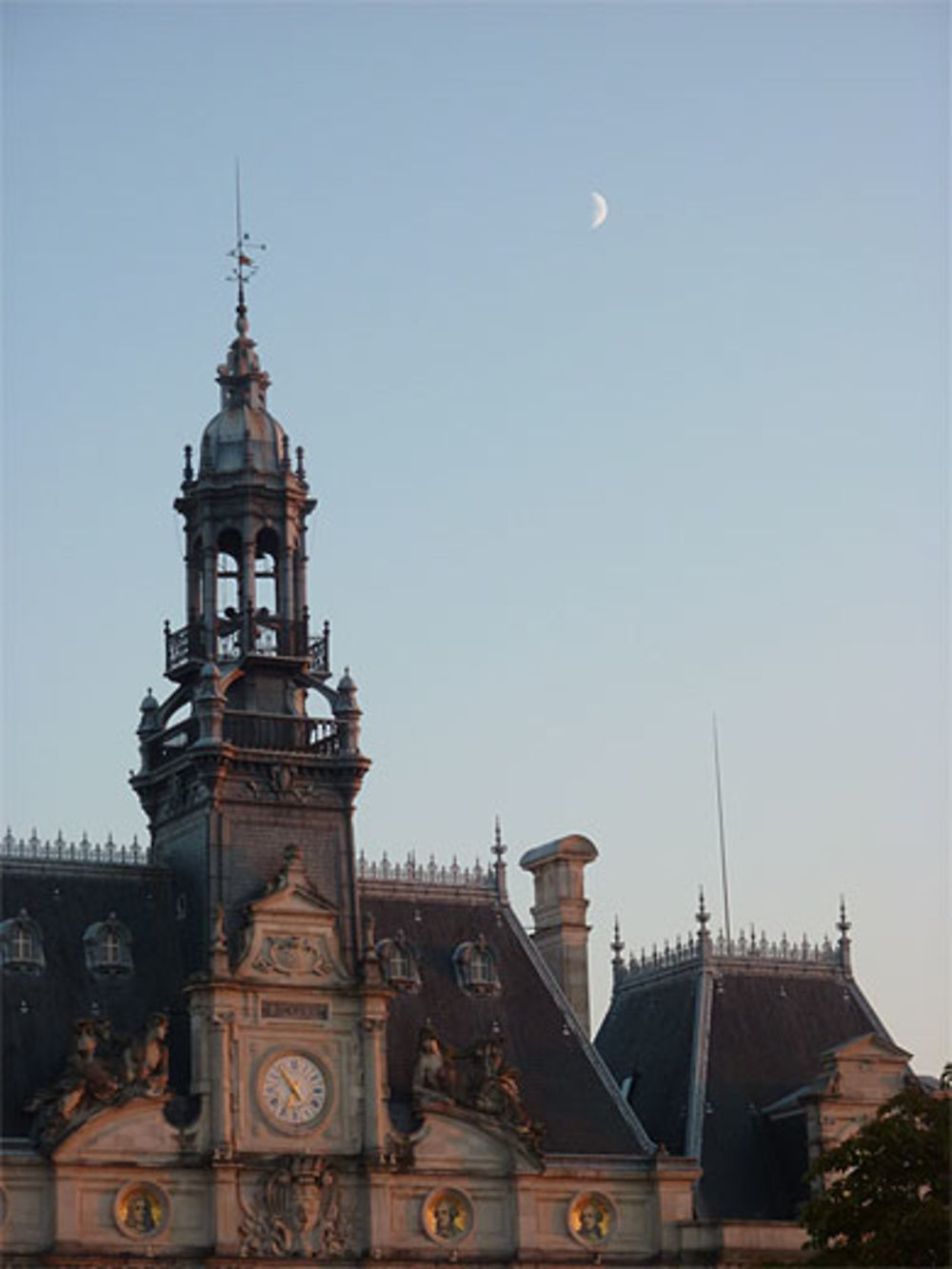 Toit de l'hôtel de ville sous la Lune