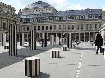 Cache-cache dans la cour du Palais Royal