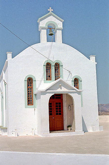 Milos église blanche à reliefs bleu