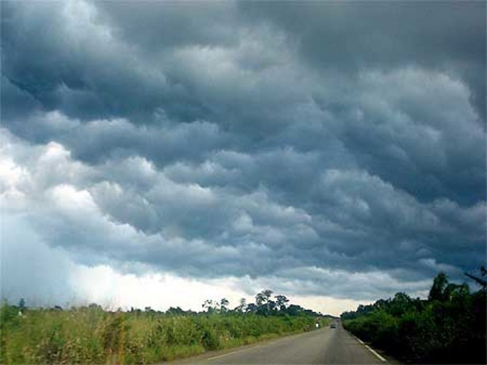 Spectaculaire tornade sur la route, au retour de Yamoussoukro