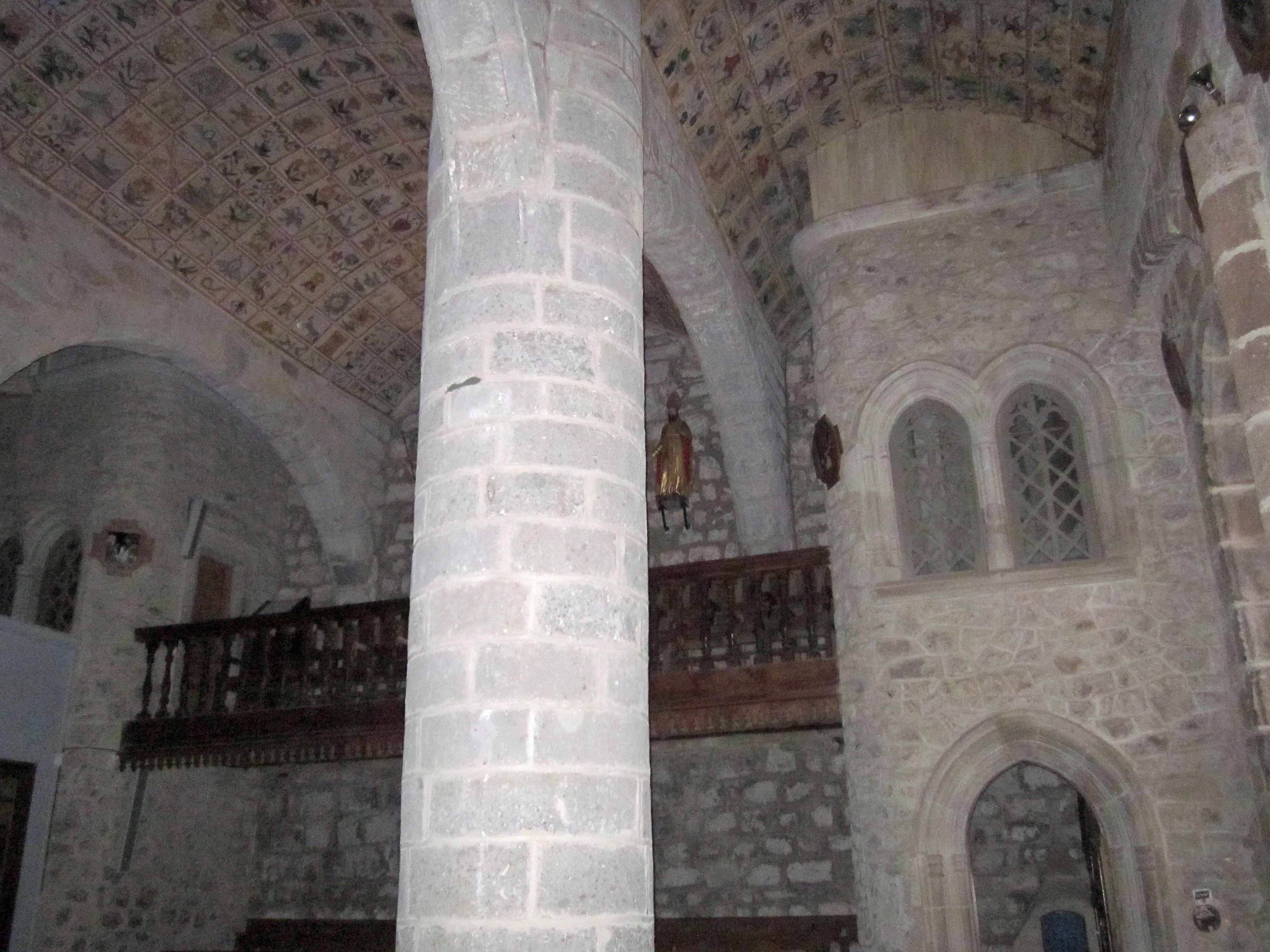 Intérieur de l'église Saint Léger de Cheylade Intérieur de l'église Saint Léger de Cheylade