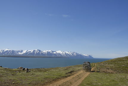 Le long d'un fjord en Islande