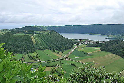 Lagoa Verde et cone volcanique