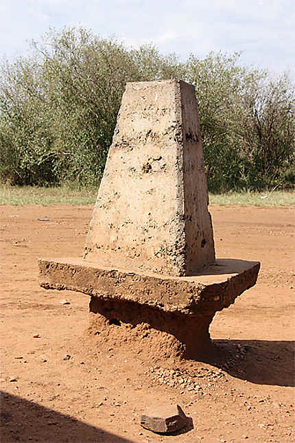 Monument à la frontière Tanzanie - Kenya