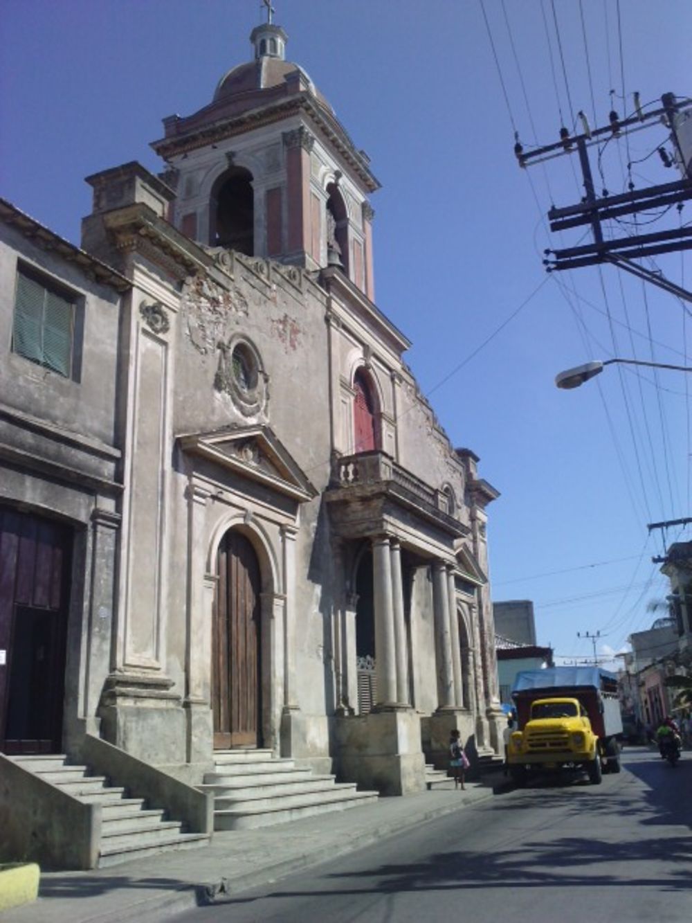 Eglise en centre ville derrière le parc Cespedes