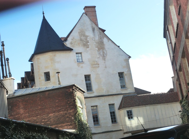 La Reine Blanche (Très ancienne maison) La Reine Blanche (Très ancienne maison)