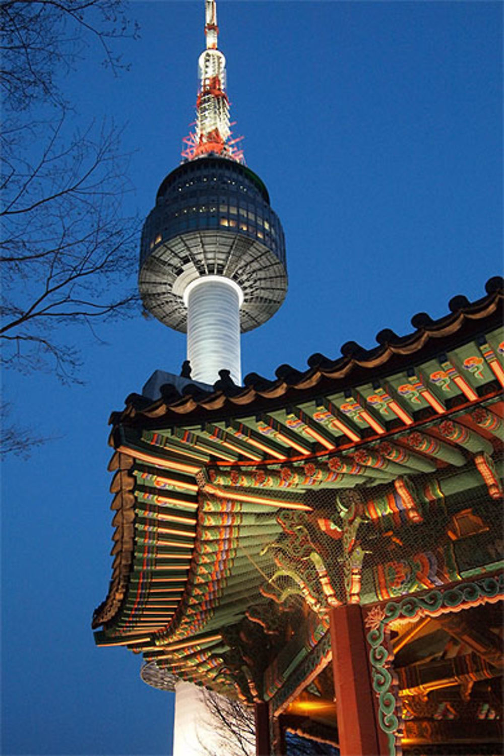 Tour Namsan à la tombée de la nuit