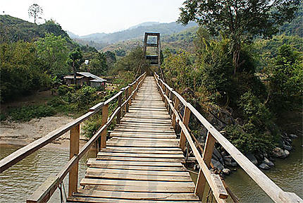 Pont traversant la rivière kok
