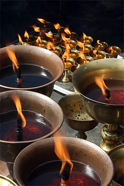 Bougies dans un temple bouddhiste