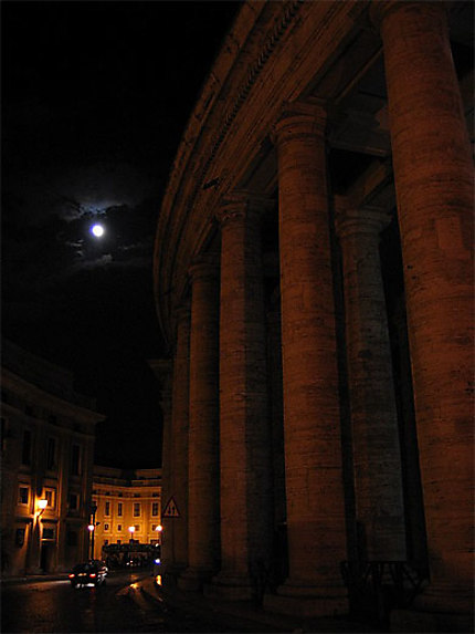 Colonnes du Vatican sous la pleine lune