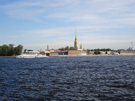 Bateau devant la forteresse de Saint-Pétersbourg