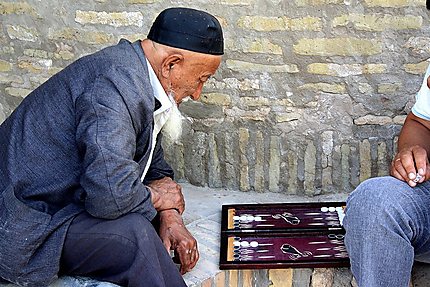 Partie de Backgammon, jeu favori des Ouzbeks