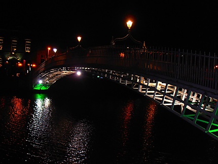 Ha'penny bridge by night