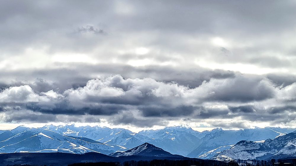 Les Pyrénées vues de Tarbes 