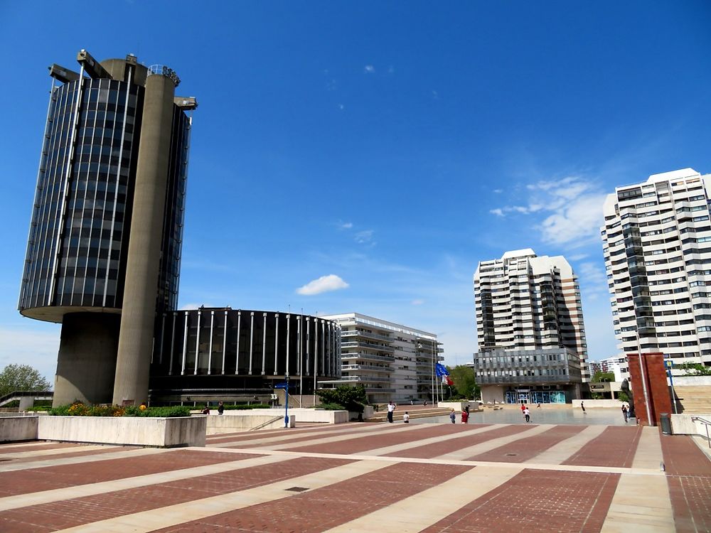 Mairie et la Place Salvador Allende