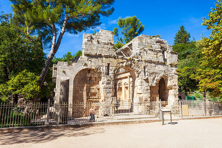 Temple de Diane et tour Magne : des vestiges gallo-romains au cœur des jardins