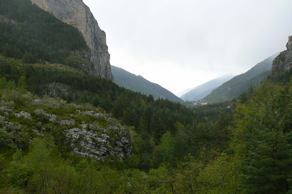 Le village de Torla niché au creux de la vallée