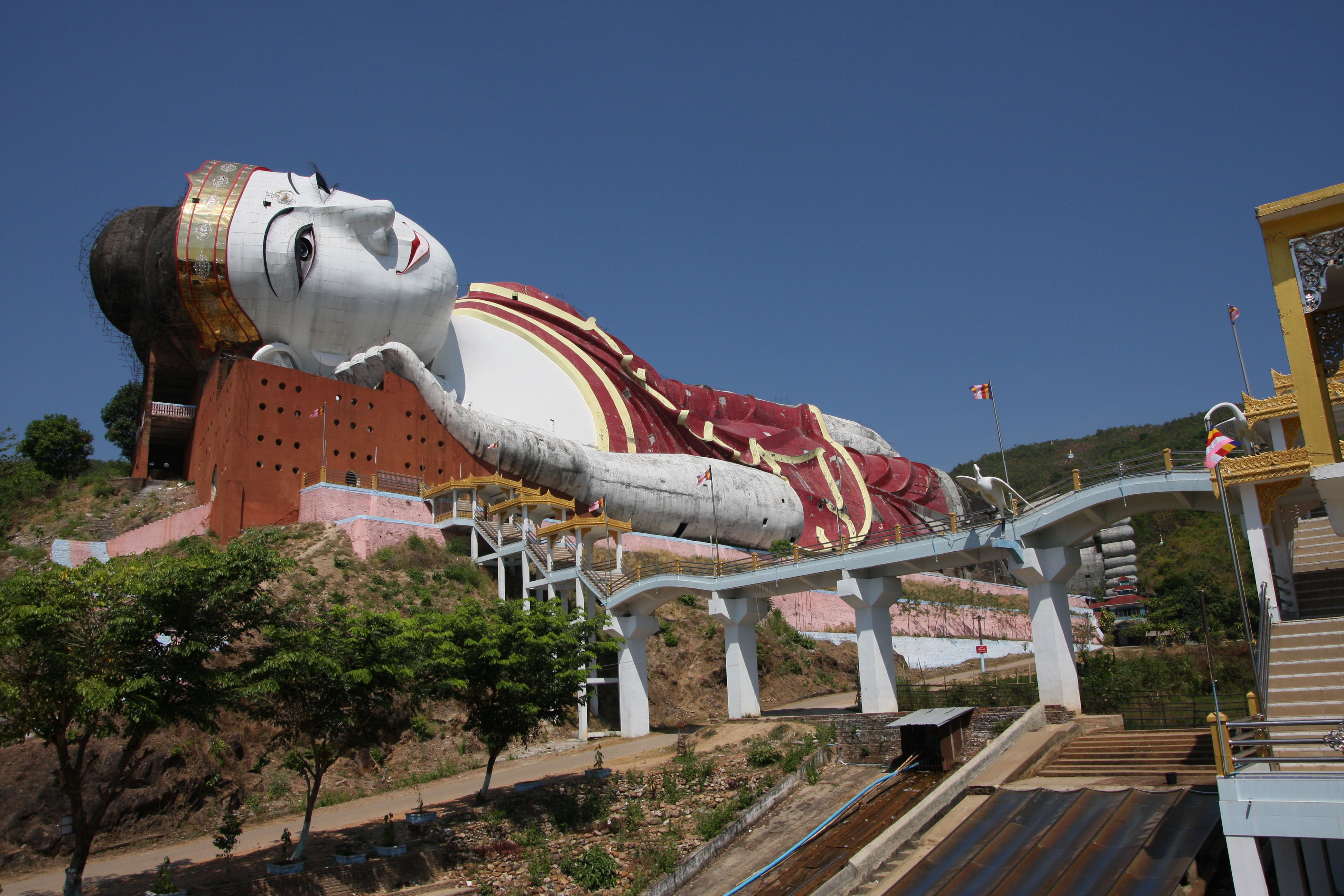 Gigantesque Bouddha couché au monde