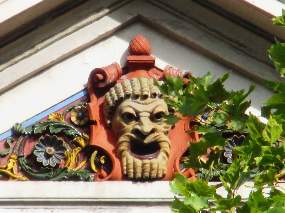 Masque de théâtre sur façade