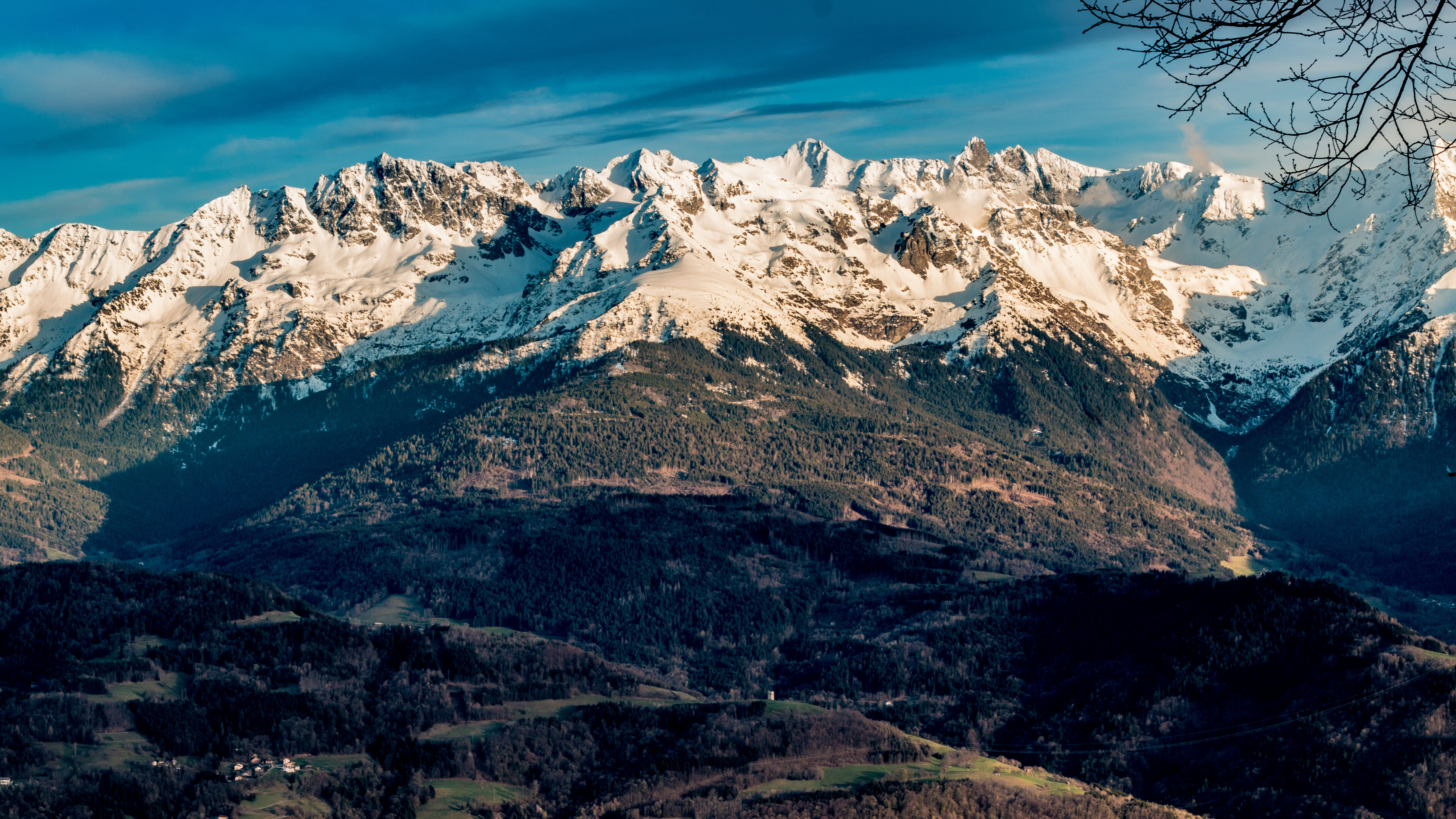 Massif de Belledonne un soir de printemps Massif de Belledonne un soir de printemps