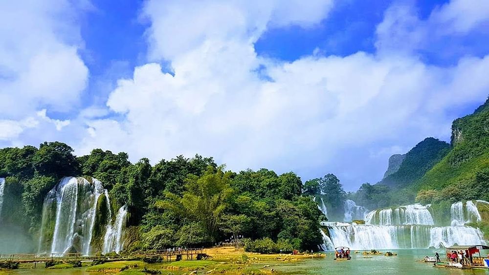 Une vue panorama sur les chutes de Bản Giốc