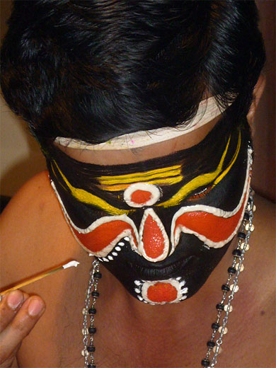 Dernière finition au make up Dernière finition au make up