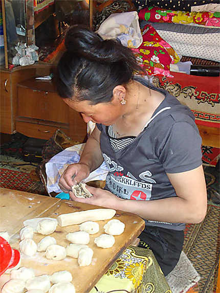 Préparation traditionnelle des buuz