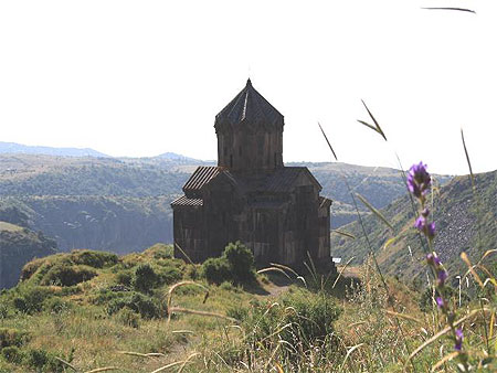 Edifiée sur les flancs de l'Aragatz, l'Eglise d'Amberd Edifiée sur les flancs de l'Aragatz, l'Eglise d'Amberd