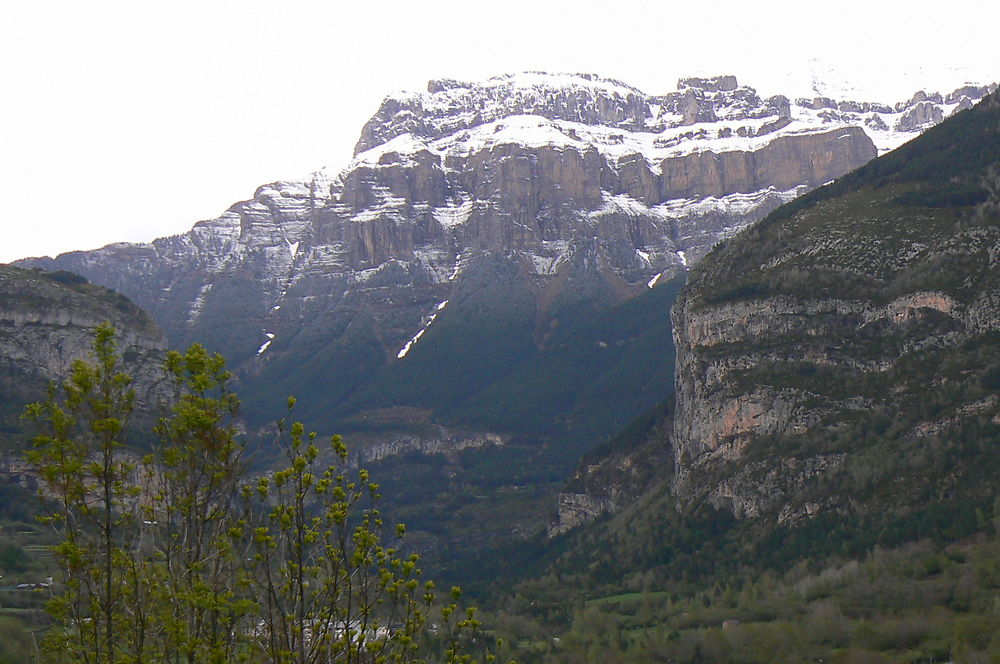 Falaise d'Ordesa vue depuis le village de Torla