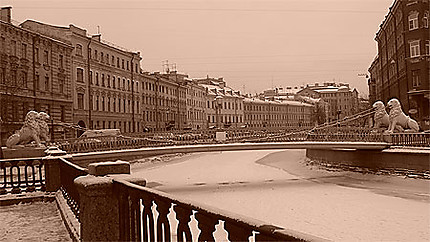 Saint Petersbourg-pont sur le canal Griboedova
